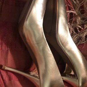Gold metallic pumps